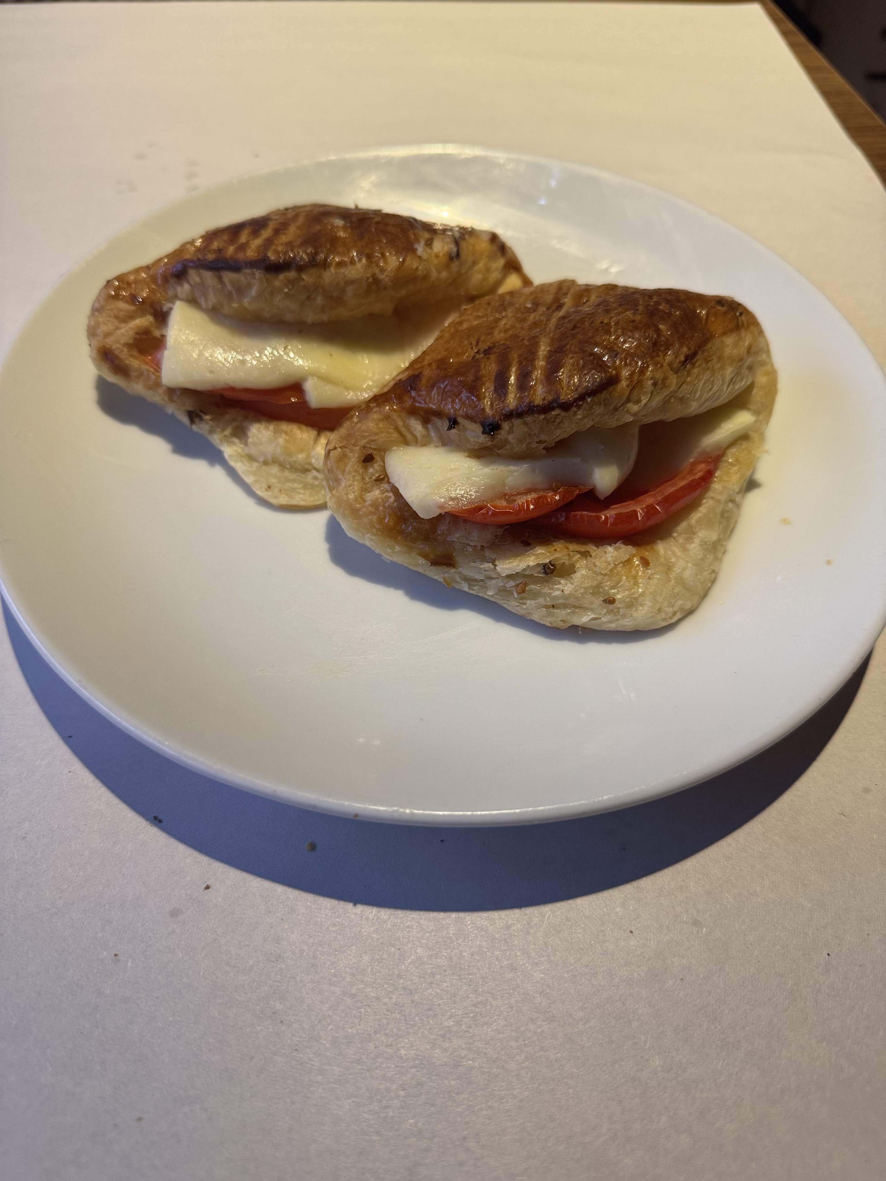 Domatesli Kaşarlı Boyoz